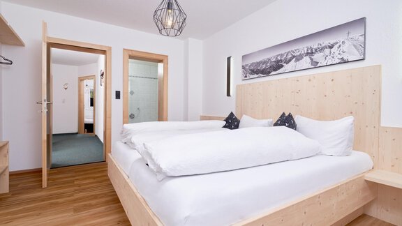 Schlafzimmer mit Badewanne/WC - Apart Marcello - Huben