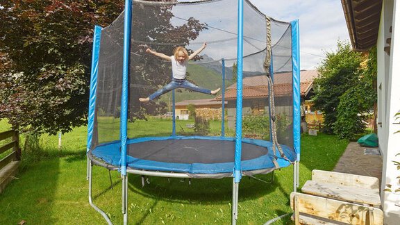 Spielplatz im Garten mit Trampolin - Appartement am Sonnhof - Längenfeld