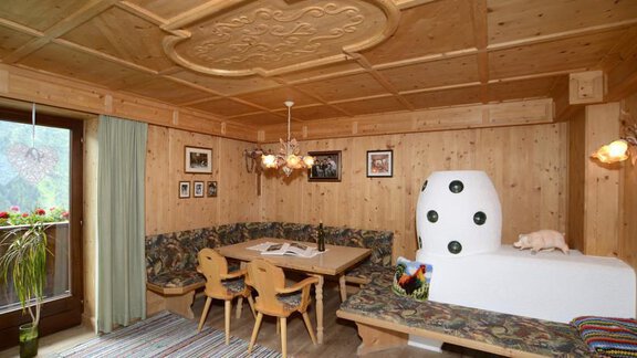 Wohnraum mit Kachelofen - Berghof Reich - Längenfeld
