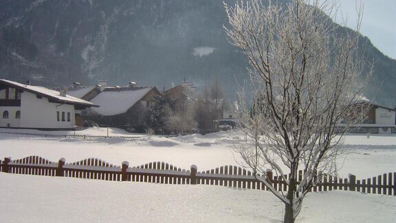 Blick in den winterlichen Garten - Gstreinshof - Längenfeld