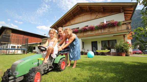 Kinder im Garten - Landhaus Zell - Längenfeld | © Landhaus Zell