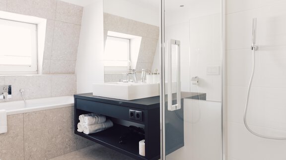 Badezimmer mit Dusche und Badewanne - SIMA APARTMENTS - Längenfeld