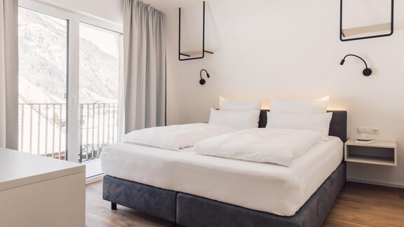 Doppelzimmer mit Balkon - SIMA APARTMENTS - Längenfeld