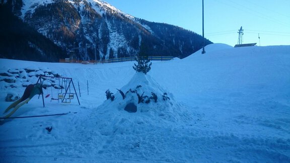 Kinder bauen ein Iglu - Bio-Berghof - Niederthai