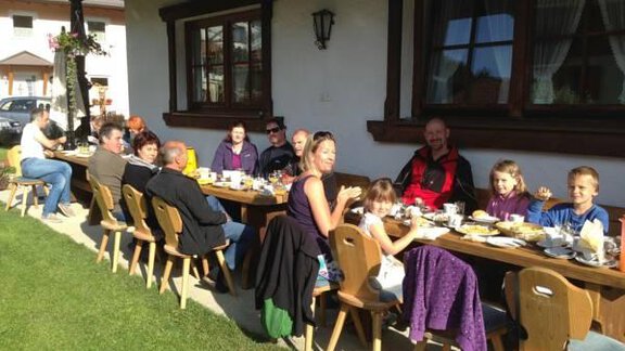 Terrasse mit glücklichen Gästen - Waldesruh Apartments - Niederthai