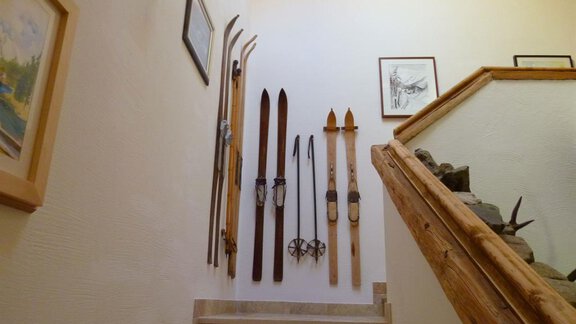 A staircase with skis on the wall and several pictures. The room is bright and friendly designed. - DreiHäuser - Obergurgl 