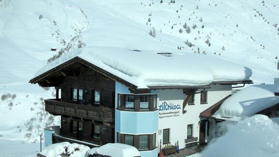 A cozy house in the snow surrounded by lots of fresh snow. Snow-covered mountains can be seen in the background. - Ferienwohnung Zirmkogl - Obergurgl 
