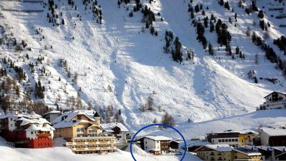A snowy mountain landscape with several buildings. In the foreground, a single house is visible in the center of the image. - Ferienwohnung Zirmkogl - Obergurgl 