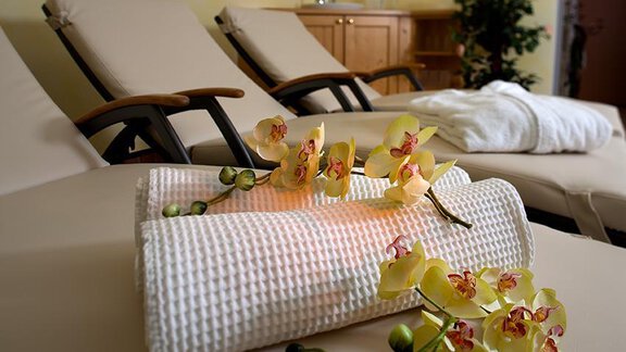 A relaxing wellness area with loungers and fresh orchids. Towels are ready for a restorative stay. - Haus Martinshof - Obergurgl 