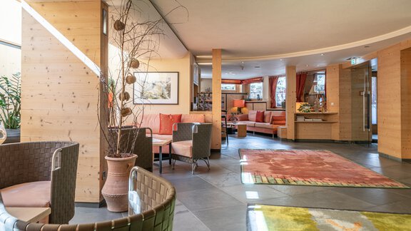 A modern hotel lobby with comfortable seating and warm colors. Wood and natural materials give the space a cozy atmosphere. - Schönblick Gurgl - Obergurgl 