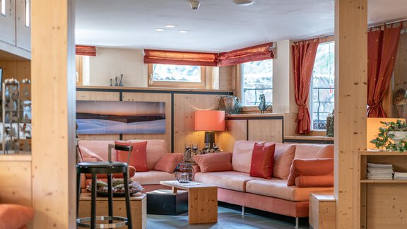 A cozy living area with a light sofa in soft colors. Large windows let in plenty of daylight and give the room a warm atmosphere. - Schönblick Gurgl - Obergurgl 
