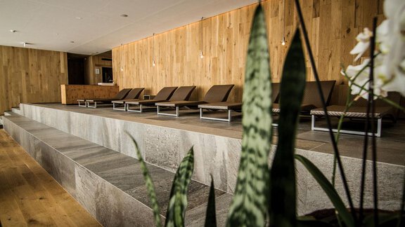 A modern wellness area with loungers and a light wood decor. Plants give the atmosphere a relaxing touch. - Schönblick Gurgl - Obergurgl 