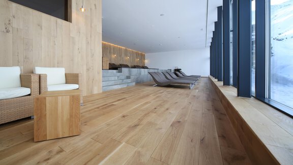 A modern spa with wooden floors and large windows.  
Relaxing loungers and a calm atmosphere invite you to unwind. - Schönblick Gurgl - Obergurgl 