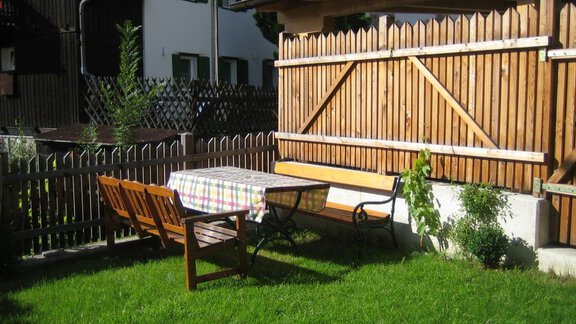 Garten mit Sitzgelegenheit - Anton's Appartements - Oetz