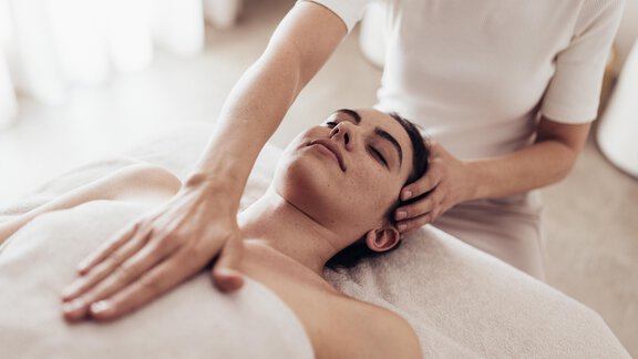 Eine ruhige Wellness-Szene mit einer Frau, die eine entspannende Massage erhält. Das Licht ist sanft und die Atmosphäre wirkt beruhigend. - Hotel habicher hof - Oetz