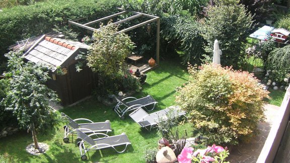 Blick in den Garten - Pension Garni Gerhard - Oetz