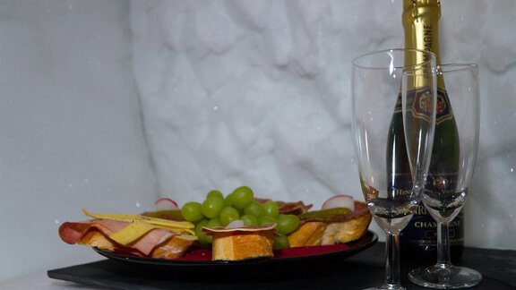 Vorspeisenplatte mit Champagner - Schneedorf - Oetz