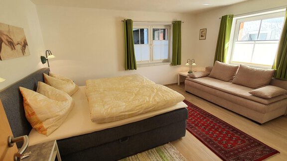Schlafzimmer mit Couch - Apart4You-Ötztal - Sautens