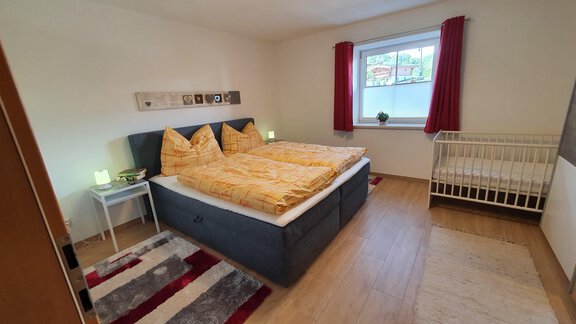 Schlafzimmer mit Gitterbett - Apart4You-Ötztal - Sautens