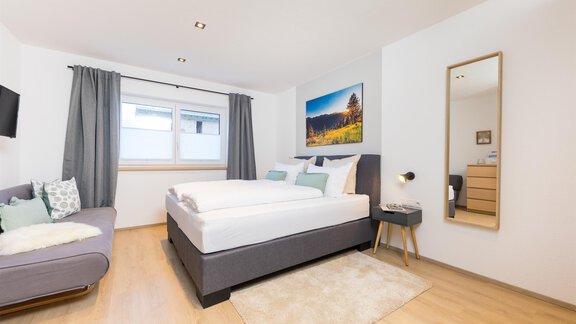 Schlafzimmer mit Boxspringbett - Easy Living Apartment Ötztal - Sautens