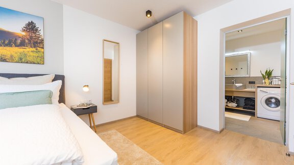 Blick ins Bad vom Schlafzimmer - Easy Living Apartment Ötztal - Sautens