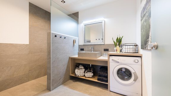 Badezimmer mit Waschmaschine - Easy Living Apartment Ötztal - Sautens