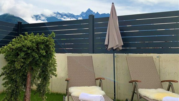 Liegestühle & Schirm im Garten - Easy Living Apartment Ötztal - Sautens