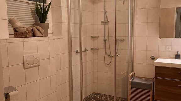 Badezimmer mit Dusche - Garden-Relax-Apart - Sautens