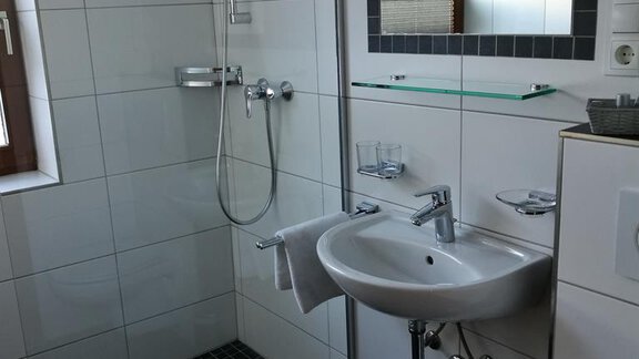 Badezimmer - Gästehaus Wiesenheim - Sautens