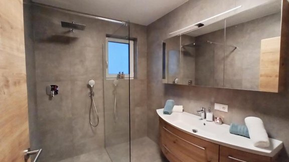 Badezimmer mit Dusche - The AlpenHouse Gligic´s - Sautens