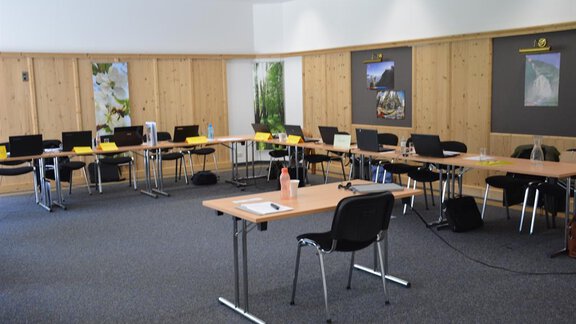 A conference room with several tables and chairs. Pictures hang on the walls, and the atmosphere is friendly and inviting. - Andis Almdorf - Sölden