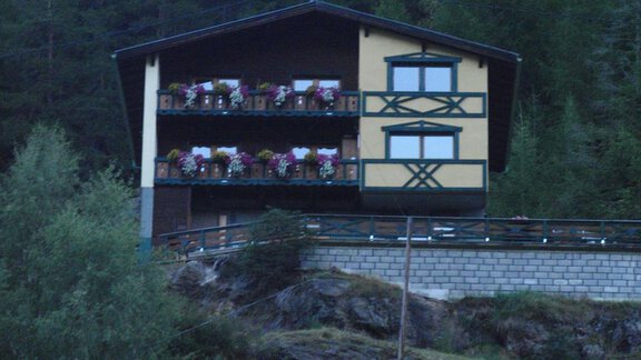 A charming house with balconies full of flowers. It stands in a quiet, tree-lined setting. - Appartement Schwalbennest - Sölden