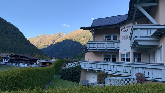 A picturesque Alpine house with a balcony and a view of the mountains. The surroundings are green and tranquil, perfect for a relaxing getaway. - Appt. Ideal - Sölden