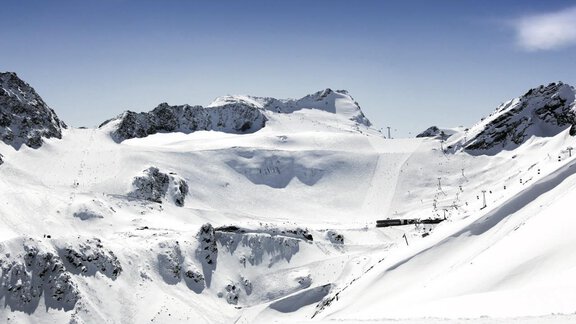 A snow-covered mountain landscape under a clear blue sky. The peaks and slopes are covered with fresh snow. - Gstrein Andreas - Sölden