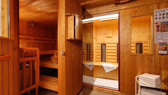 A wellness area with a wooden sauna and a relaxation room. The walls are made of light wood and there is a cozy atmosphere. - Haus Alpenstern - Sölden