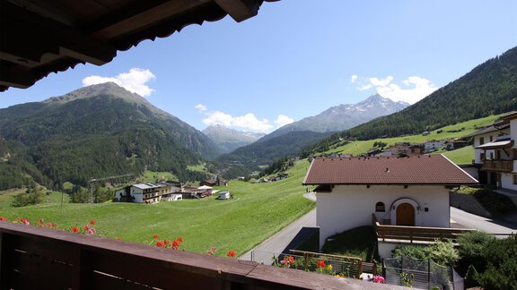A picturesque mountain landscape with green meadows and tall mountains. The sky is clear and sunny. - Haus Montjola - Sölden
