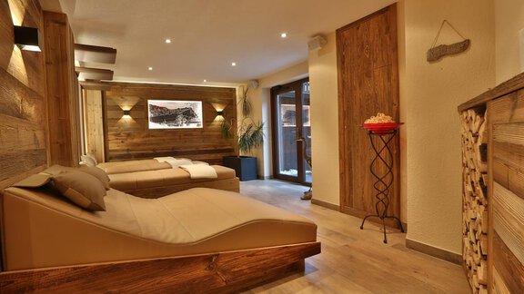 An elegant interior with two loungers and a warm wooden design. Soft lighting creates a relaxing atmosphere. - Haus Söldenblick - Sölden
