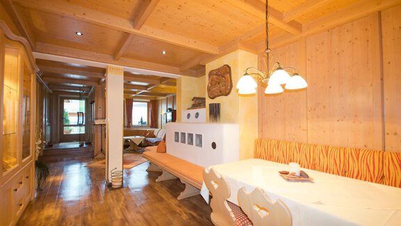 Aufenthaltsraum Tisch - Hotel Garni Hainbacherhof - Sölden