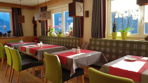 An inviting restaurant with modern tables and cozy chairs. Large windows let in plenty of daylight and create a pleasant atmosphere. - Hotelappart Peter - Sölden
