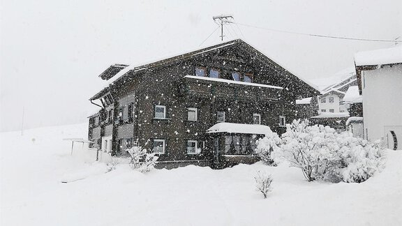 A traditional wooden building in a snowy landscape. Heavy snowfall and a calm, wintry atmosphere surround the house. - Landhaus Fiegl Hubert - Sölden