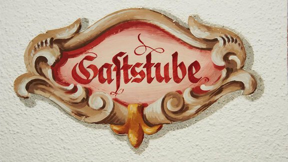 A decorative sign with the inscription "Guest Room". It is artistically designed and conveys an inviting atmosphere. - Pension Pitze - Sölden