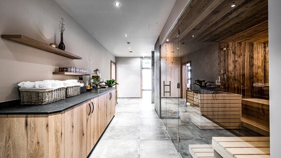 A modern wellness area with wooden elements and a sauna area. The walls are bright, and the room feels inviting and relaxing. - Sonnalp Residences - Sölden