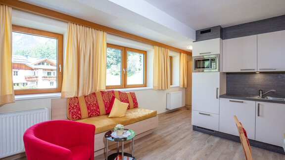 Küche mit Wohnbereich - Trofana Appartements - Sölden