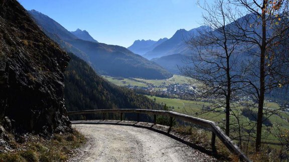 Straße nach Farst - teilweise Schotterstraße - Alpenchalet Farst - Umhausen