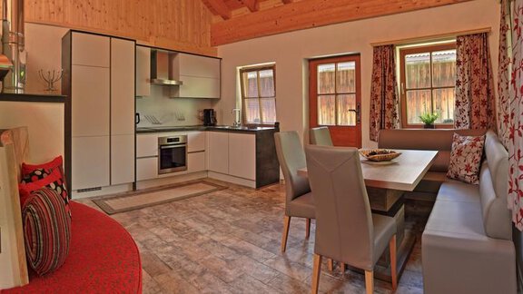 Wohnküche mit Essecke und Kachelofen - Alpenchalet Farst - Umhausen