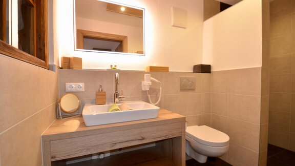 Badezimmer vom Dreibettzimmer - Apart Marie-Therese Ötztal - Umhausen