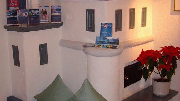 Ofen im Frühstücksraum - Ferienwohnung Haus Romantika - Umhausen