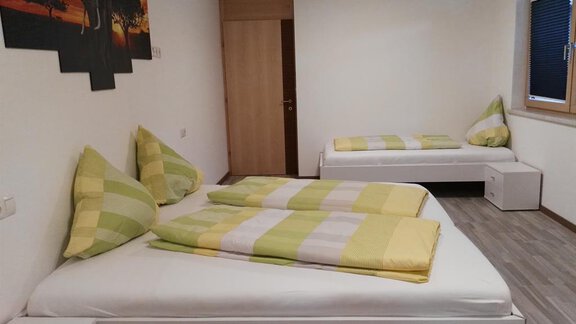 Dreibettzimmer - Ferienwohnung Mair - Umhausen