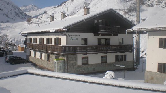 A lovely apartment house in the mountains, surrounded by snow. The landscape is wintery and picturesque. - Appt. Garni Anny - Vent