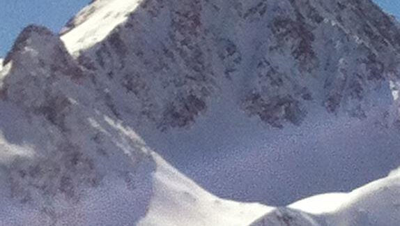 An impressive snow-covered mountain with a pointed ridge. The sky is clear and blue. - Appt. Garni Anny - Vent